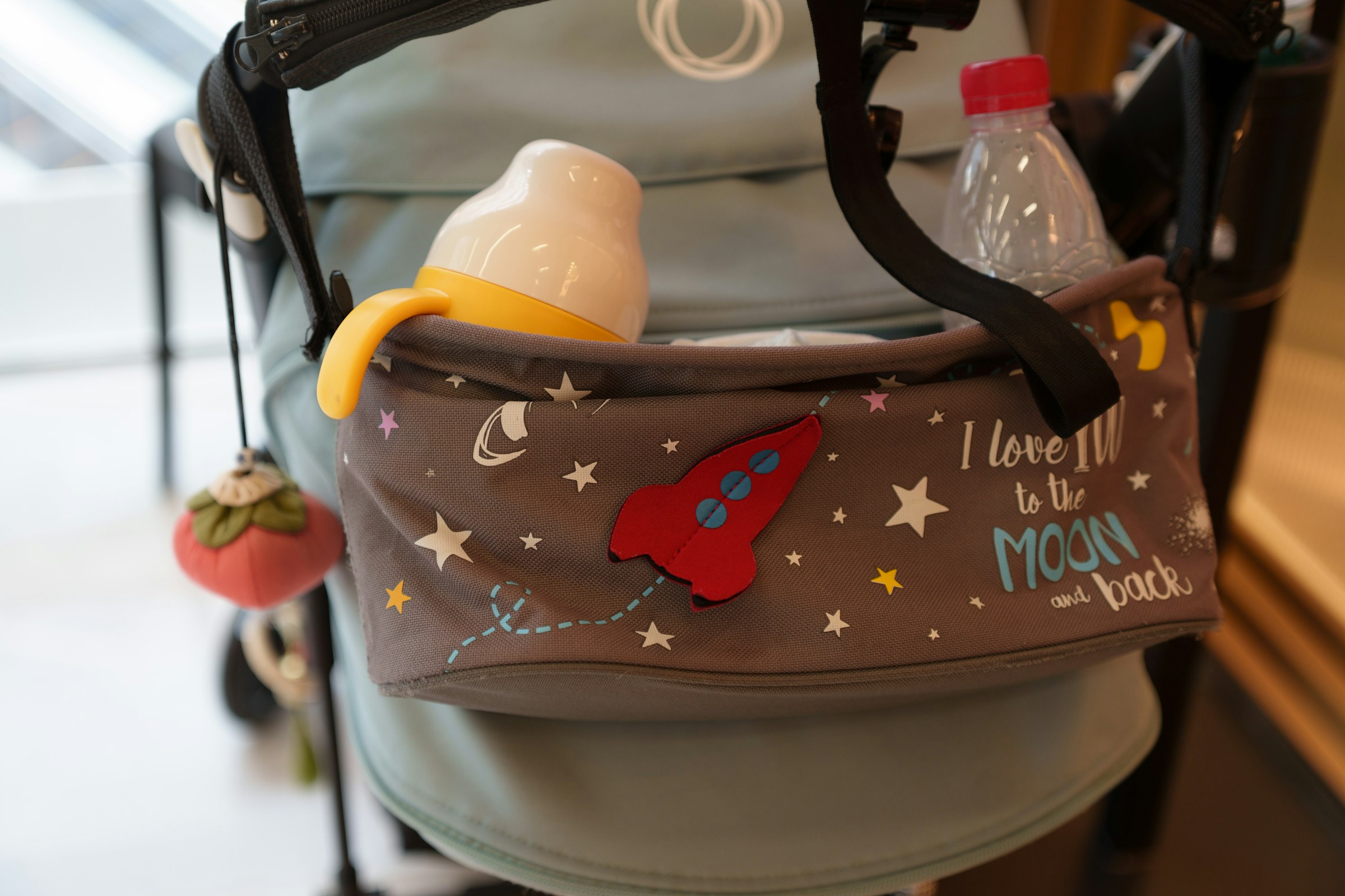 en voyage avec bébé ? Les solutions My Sweet Family, comme ce porte biberon pour poussette…