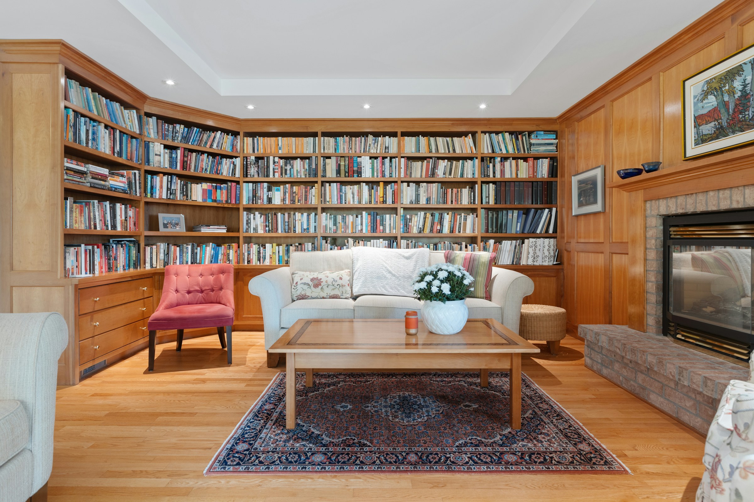 Charme cossu de cette grand bibliothèque d’angle en chêne massif - Maison d’un rêve